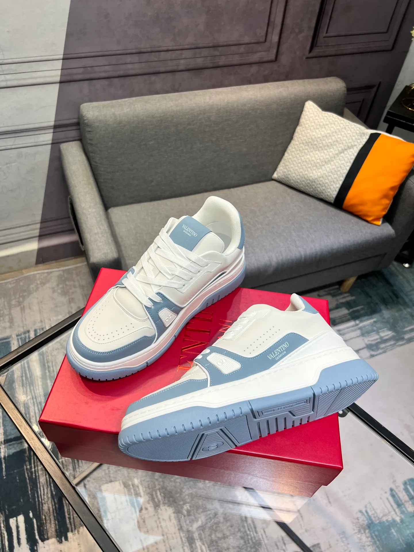 Men's Men's Shoes 💰660 Valentino 2023 early autumn new star shoes are now online! Wang Hedi and Ren Jialun have been worn by many celebrities. Who can refuse the same couple shoes as Wang Hedi! The design of Stars Stab My Heart is cool and spicy. The material of the shoes is cowhide, and every color is beautiful! Size 35-40, men’s size 39-44 (women’s 41, men’s 38, 45🉑️customized)